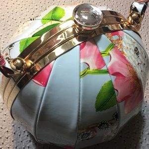 Brand new flower ball patent purse